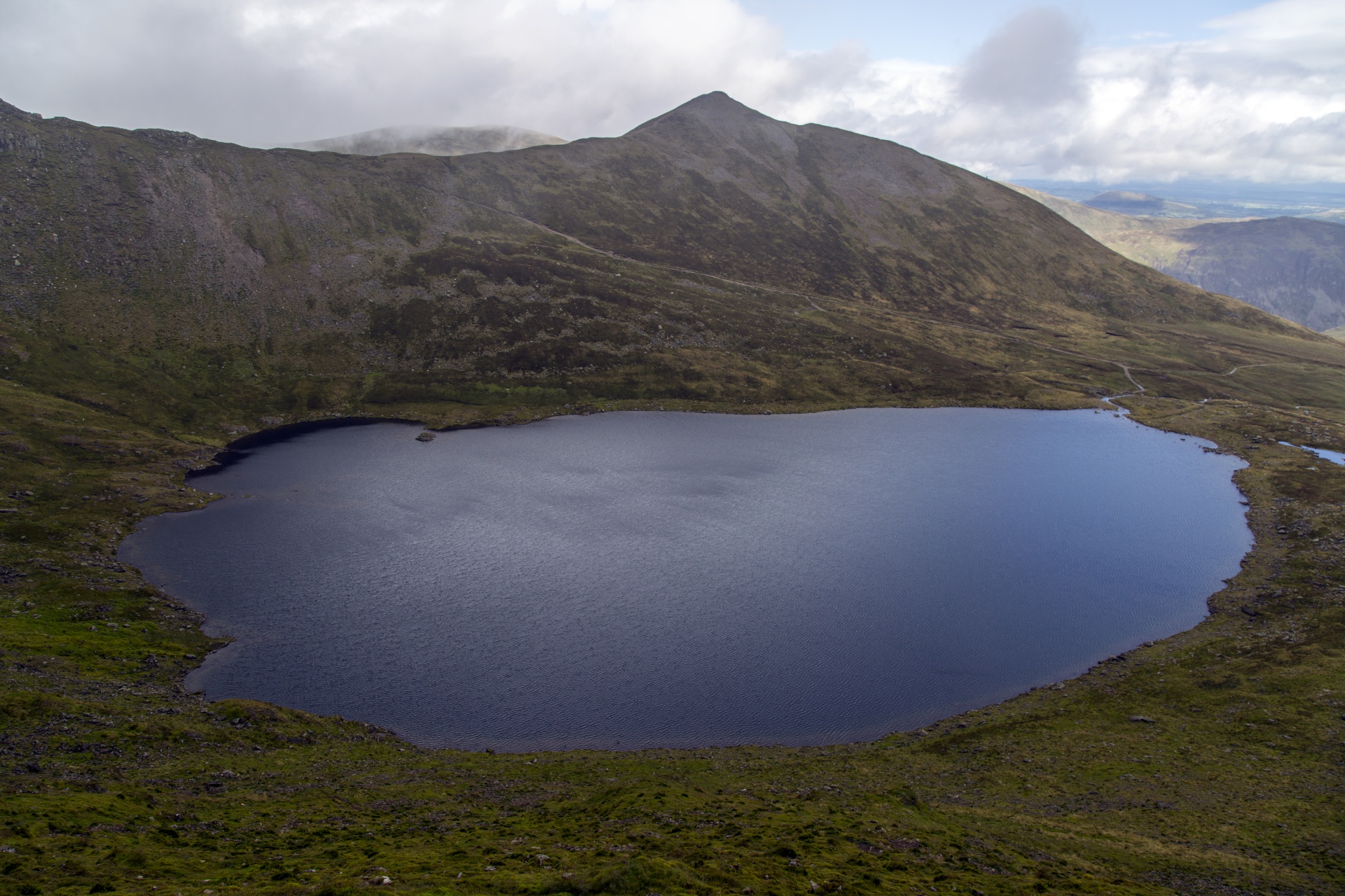 Helvellyn,  Besitęsiantis & Nbsp,  Kraštas,  Žemas & Nbsp,  Debesys,  Raudona & Nbsp,  Tarn,  Swirral & Nbsp,  Kraštas,  Kelias