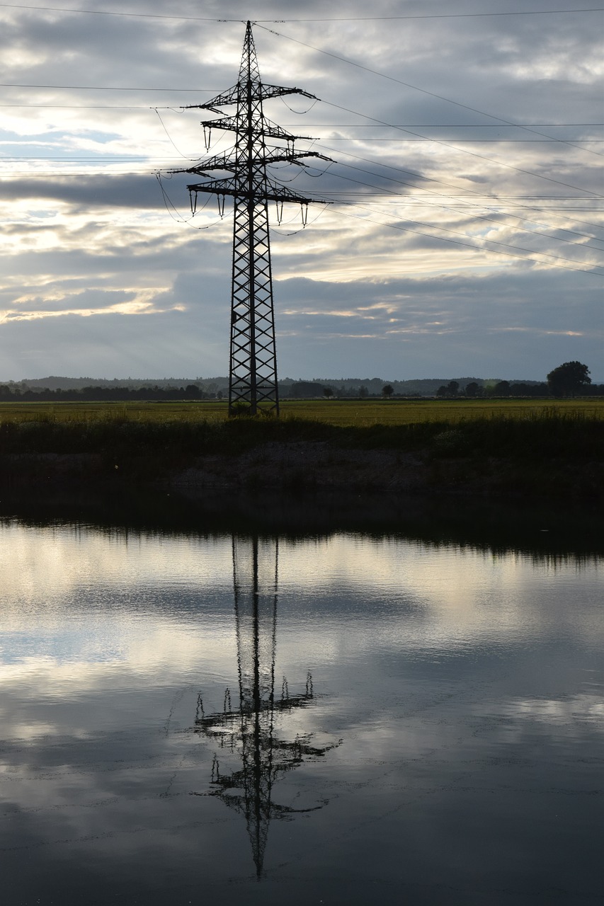 Strommast, Aukštos Įtampos, Debesuotumas, Tamsi, Nuotaika, Veidrodis, Kraštovaizdis, Debesys, Nemokamos Nuotraukos,  Nemokama Licenzija