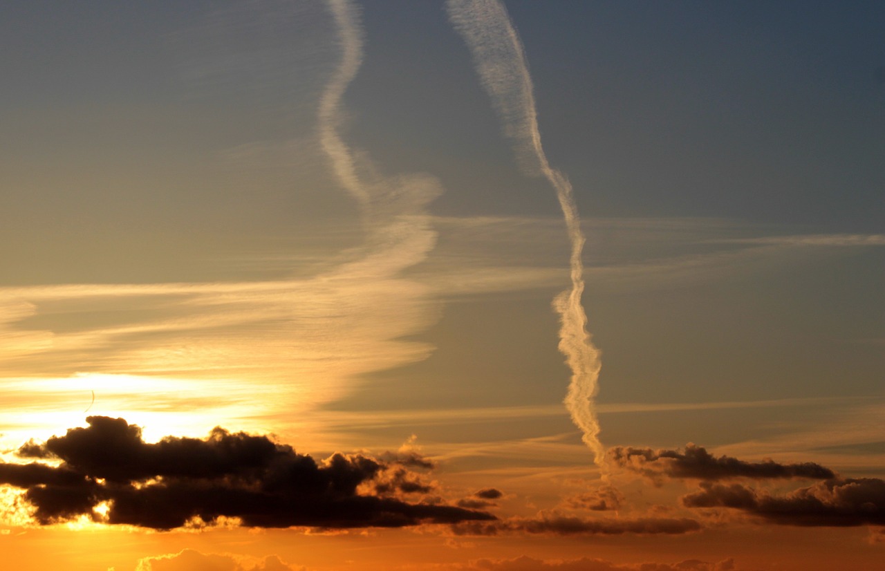 Saulėlydis, Saulė, Debesys, Tamsūs Debesys, Šviesus Debesis, Contrail, Abendstimmung, Dangus, Vakaras, Vakarinis Dangus