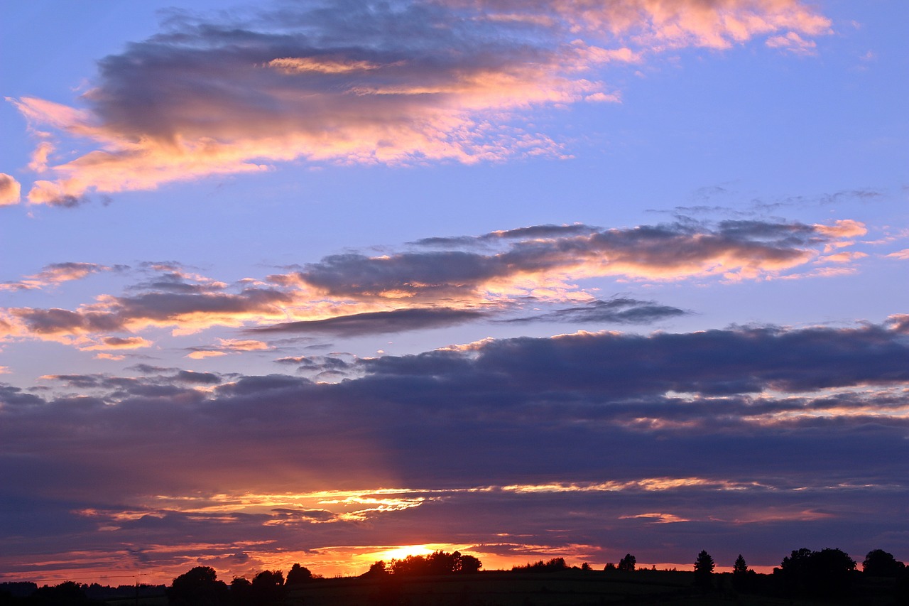 Saulėlydis, Saulė, Abendstimmung, Dangus, Besileidžianti Saulė, Debesys, Šviesus Debesis, Tamsūs Debesys, Mėlynas Dangus, Medžiai