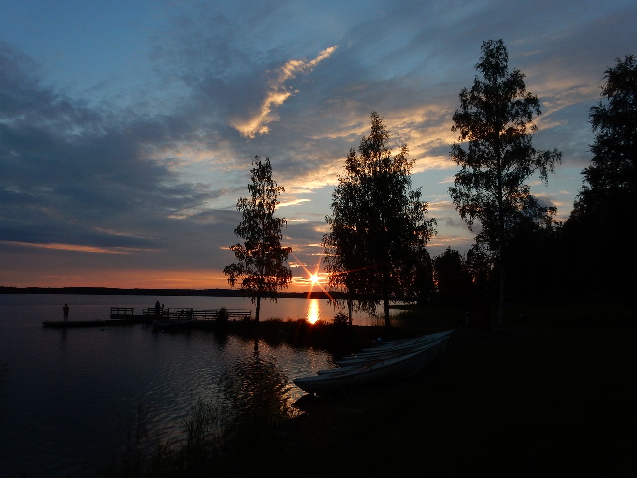 Saulėlydis, Finland, Suomi, Jūra, Dangus, Debesys, Mėlynas, Medžiai, Horizontas, Valtys