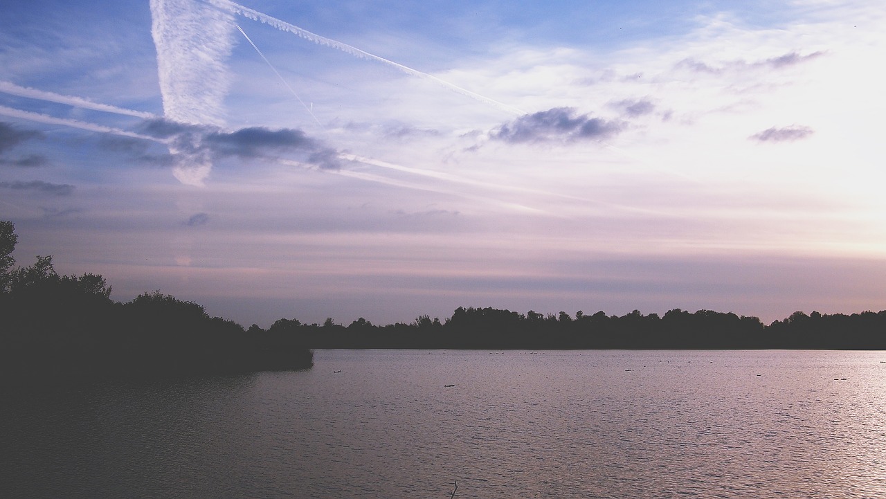 Saulėlydis, Dusk, Siluetas, Šešėliai, Ežeras, Vanduo, Medžiai, Dangus, Debesys, Gamta