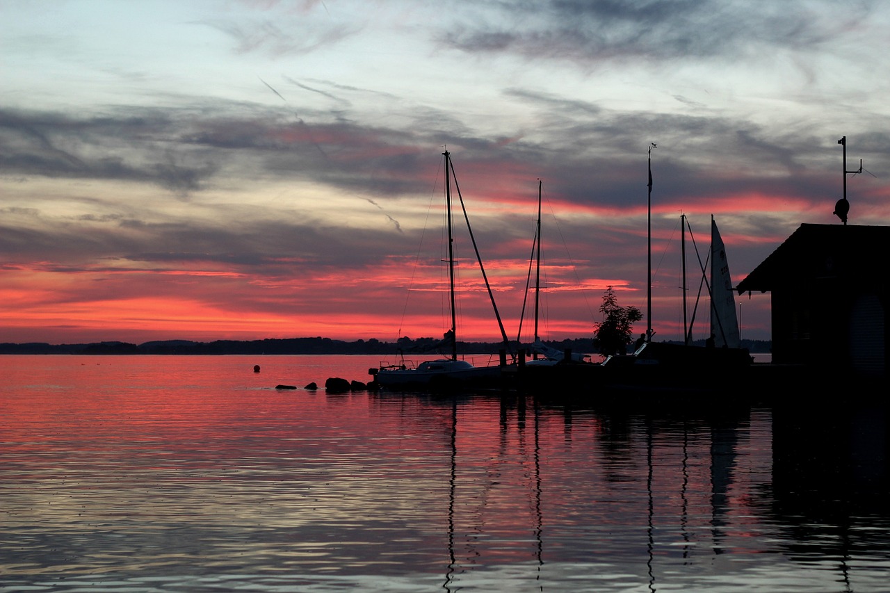 Saulėlydis,  Ežeras,  Valtys,  Debesys,  Abendstimmung,  Atspindys,  Jūros Dugnas,  Gamta,  Vanduo,  Namelis