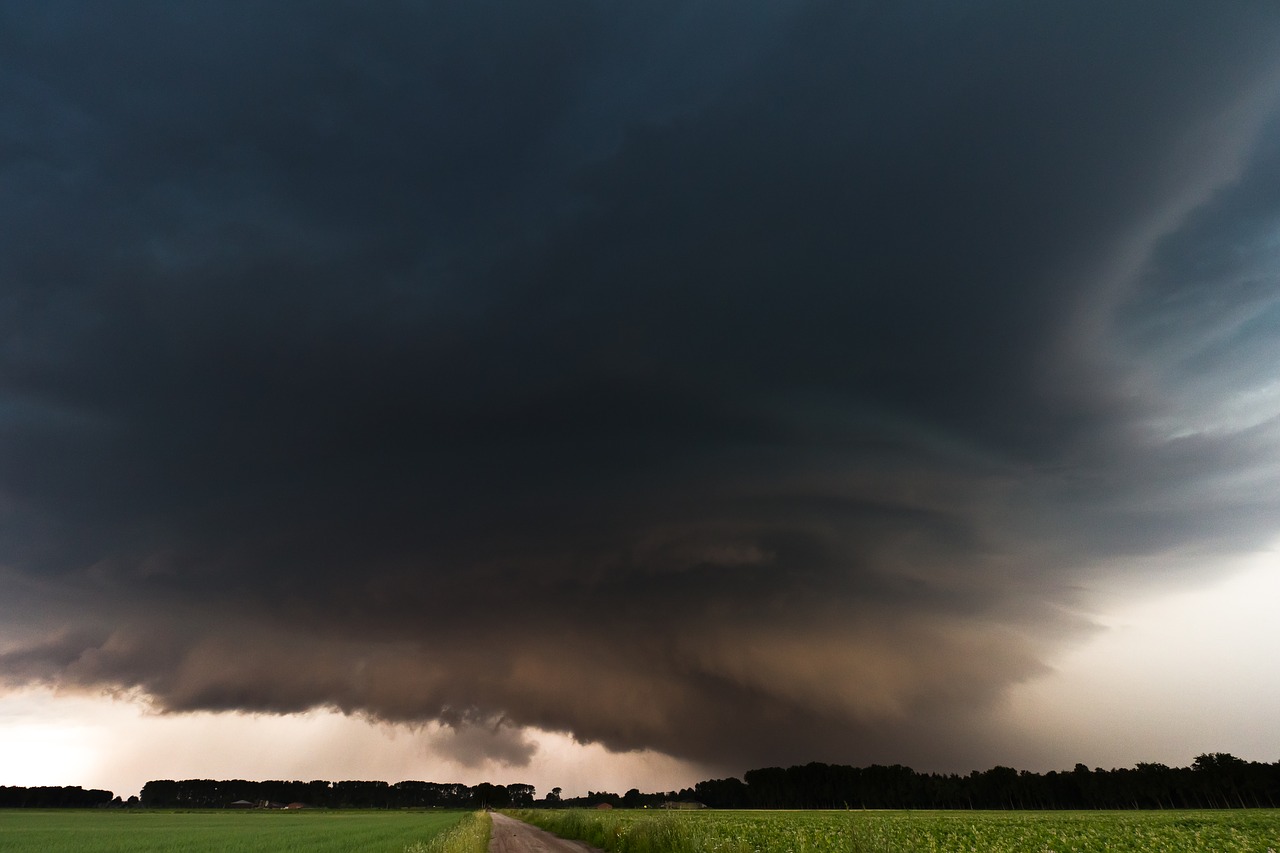 Super Ląstelė, Monstras, Kruša Audra, Sienos Debesis, Audra Priekyje, Škvalo Linija, Cumulonimbus, Audros Medžioklė, Meteorologija, Griauna