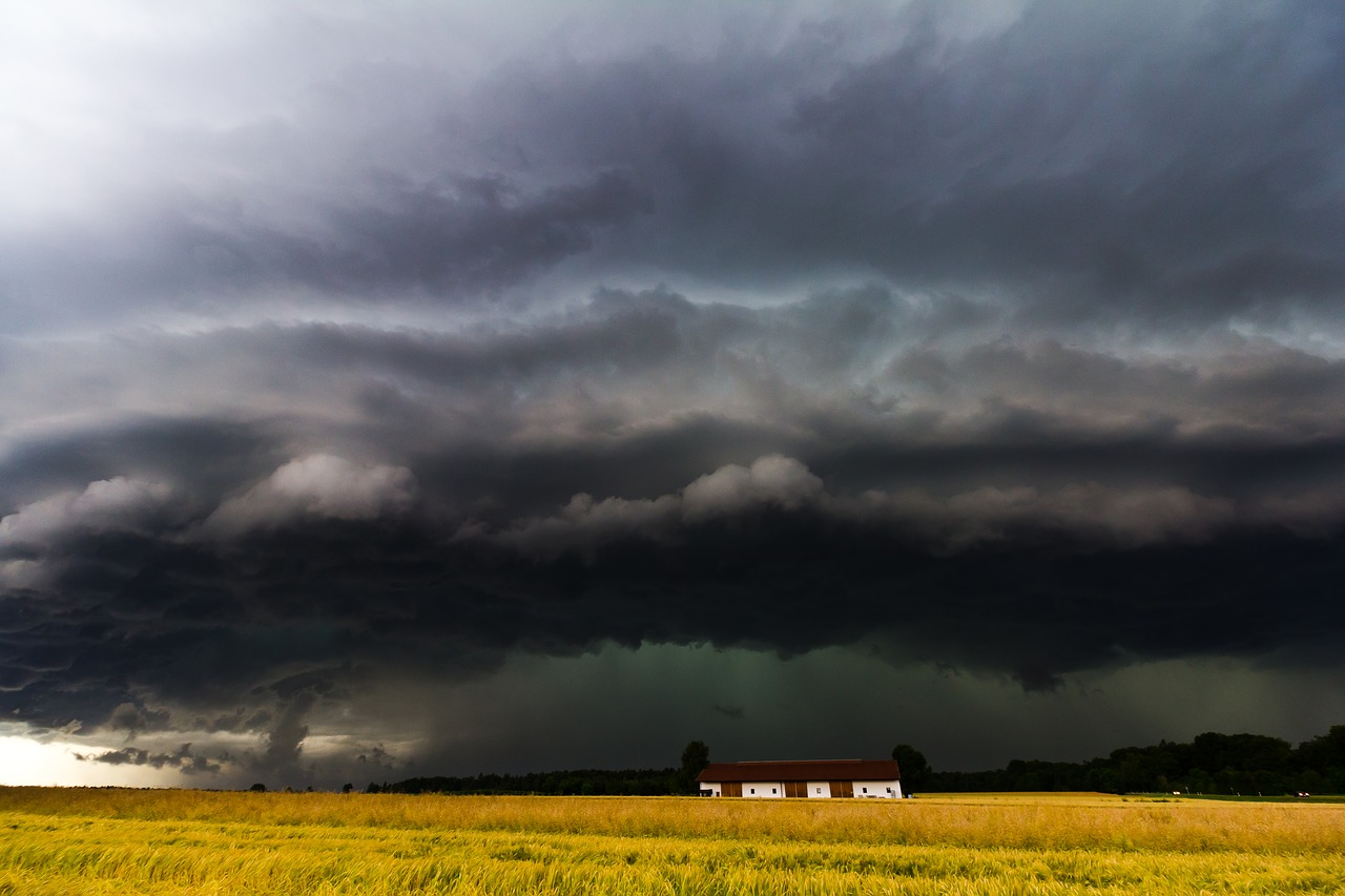 Super Ląstelė,  Lentynos Debesys,  Škvalo Linija,  Audra Priekyje,  Monstras,  Cumulonimbus,  Audros Medžioklė,  Meteorologija,  Griauna,  Audra