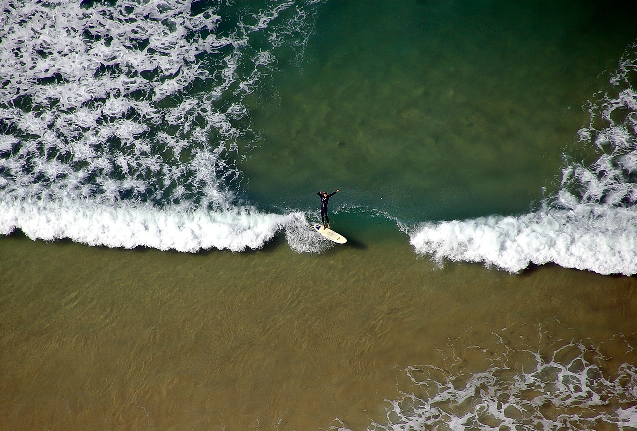 Surfer, Naršyti, Papludimys, Smėlis, Jūra, Banga, Pertraukiklis, Balta, Sportas, Vyras