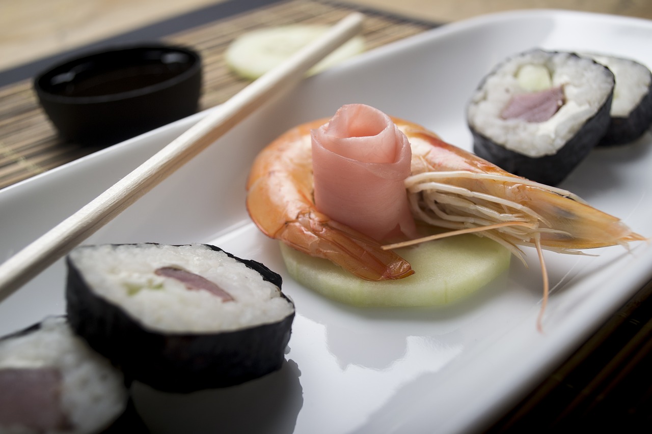 Sushi, Krevetės, Japonija, Japanese, Tradicinis Japoniškas Maistas, Lazdelės, Padažas, Staltiesė, Patiekalas, Kumpis