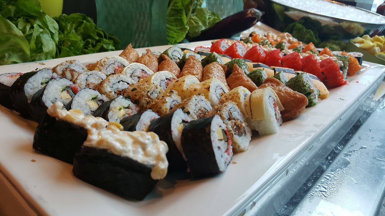 Sushi, Japanese, Jūros Gėrybės, Lašiša, Ryžiai, Skanus, Krevetės, Žaliavinis, Imbieras, Pietūs