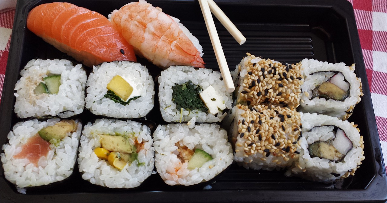 Sushi, Suši Dėžutė, Asija, Žuvis, Ryžiai, Maistas, Žaliavinis, Roll, Lašiša, Jūros Dumbliai