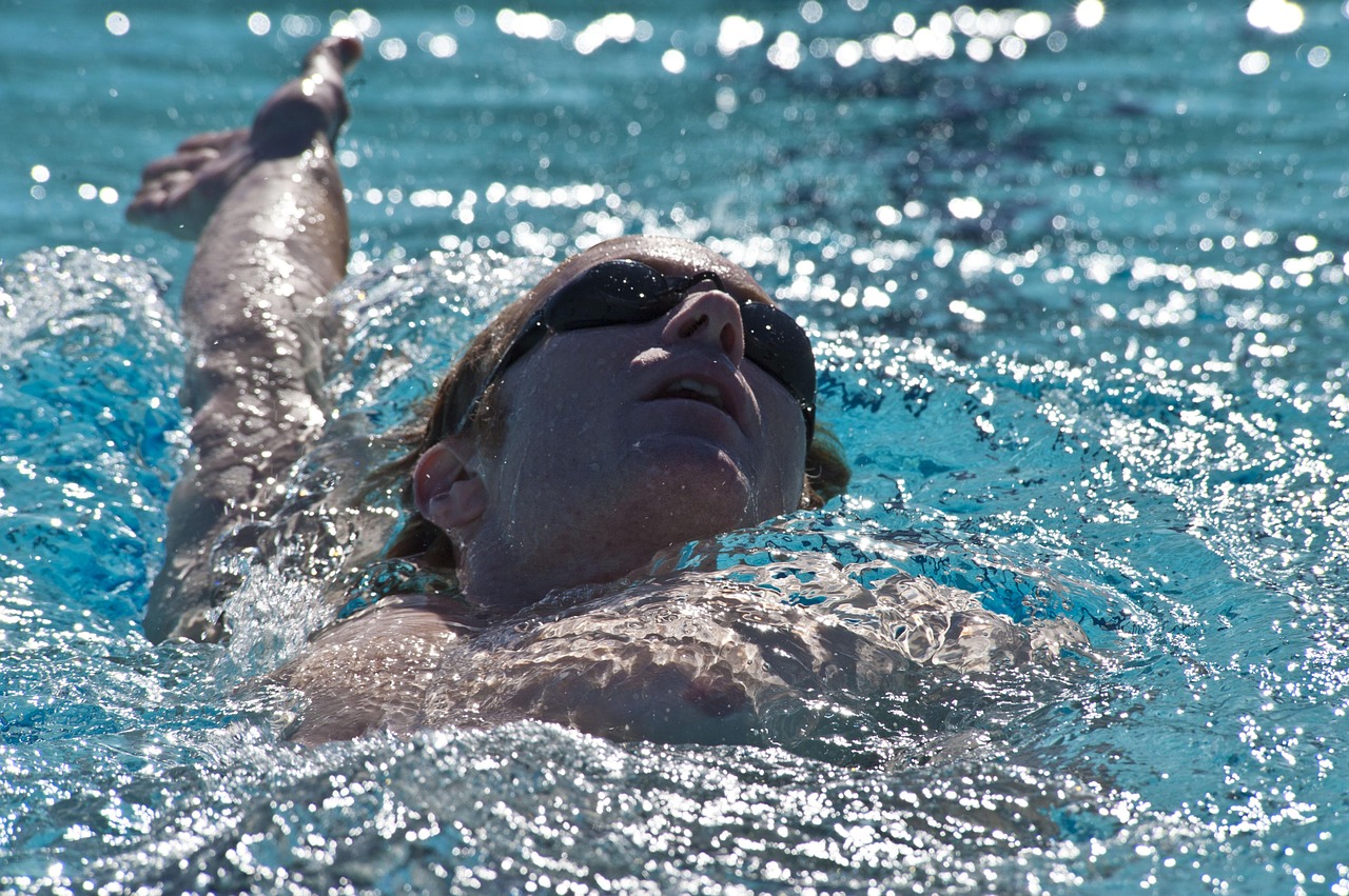 Plaukikas,  Backstroke,  Baseinas,  Varzybos,  Sportininkas,  Insultas,  Akiniai,  Patinas,  Veidas,  Vanduo