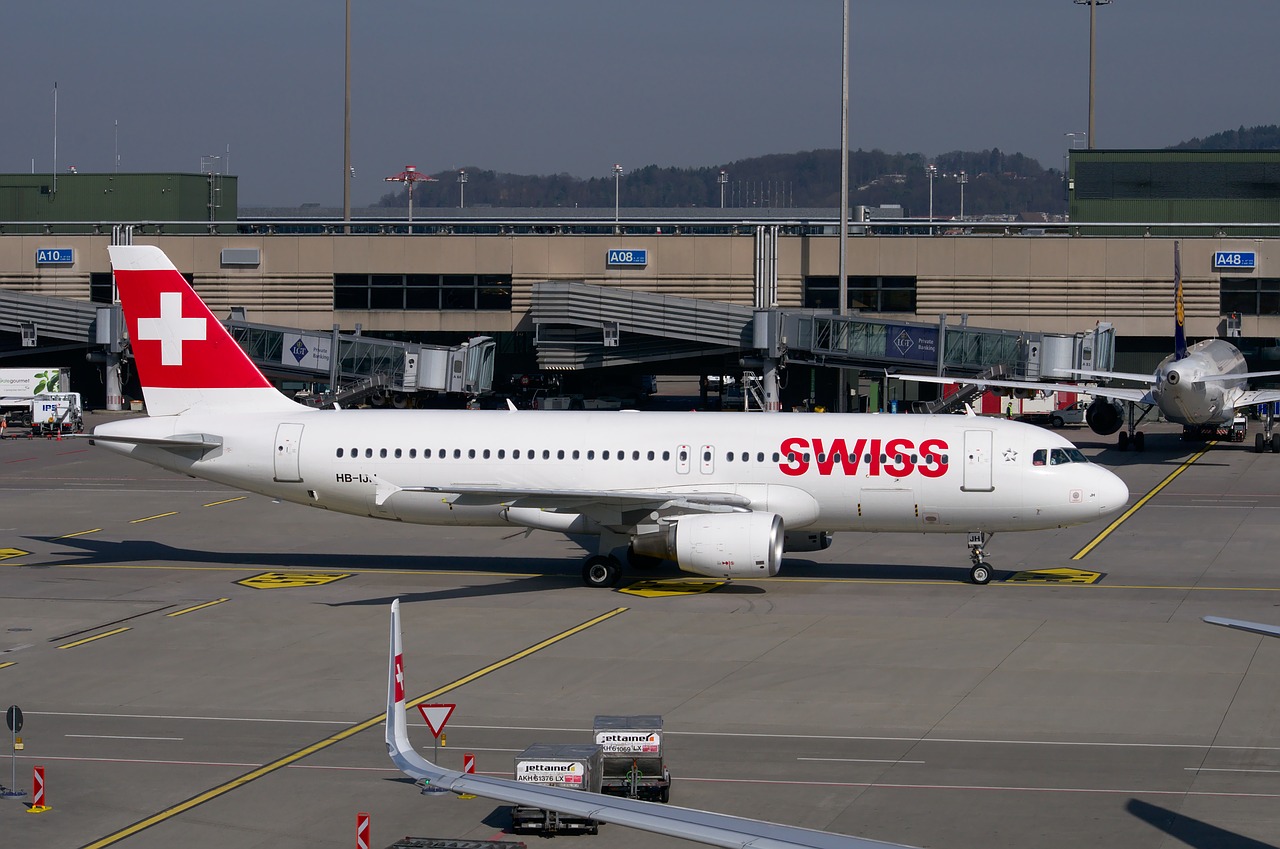 Swiss, Orlaivis, Bombardier Cs100, Oro Uostas Zurich, Oro Uostas, Šveicarija, Tarmac, Bombardier, Reaktyvinis, Transportas