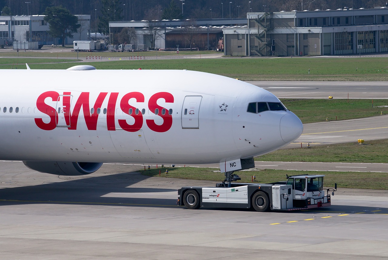 Swiss, Boeing 777, Orlaivis, Vilkikas, Boeing, 777, Vilkikas, Traktorius, Zurich, Oro Uostas Zurich