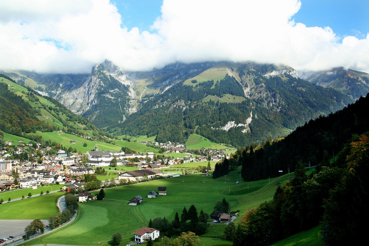 Šveicarija, Titlis, Sniego Kalnas, Kaimas, Miškas, Ledas Ištirpsta, Mažas Miestelis, Ežeras, Kalnai, Baltas Debesys