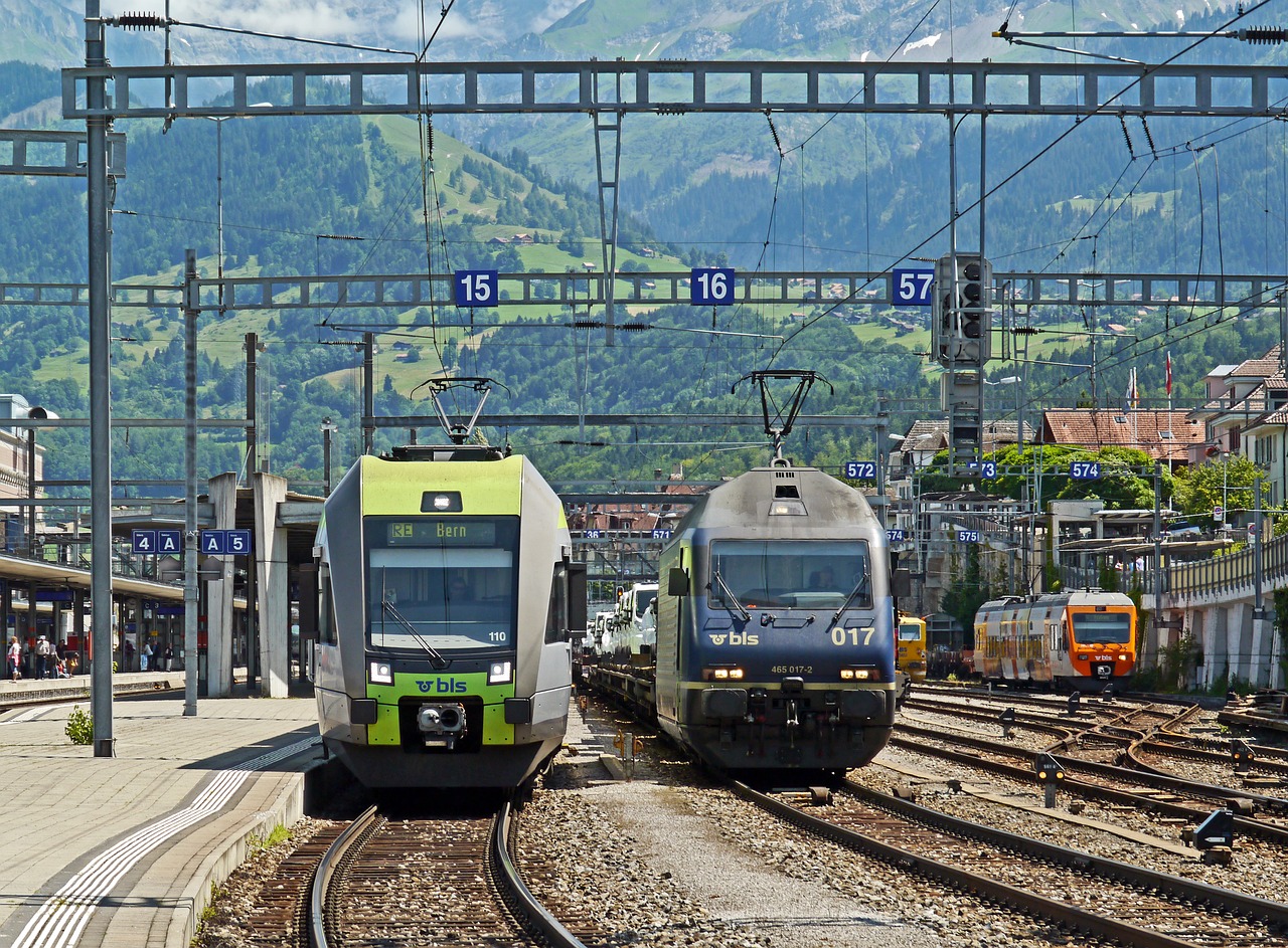 Šveicarija, Geležinkelio Stotis Spiez, Bs, Spalvingas Traukinys, Transportas, Prekinis Traukinys, Transalpinas, Hbf, Platforma, Koncentratorius
