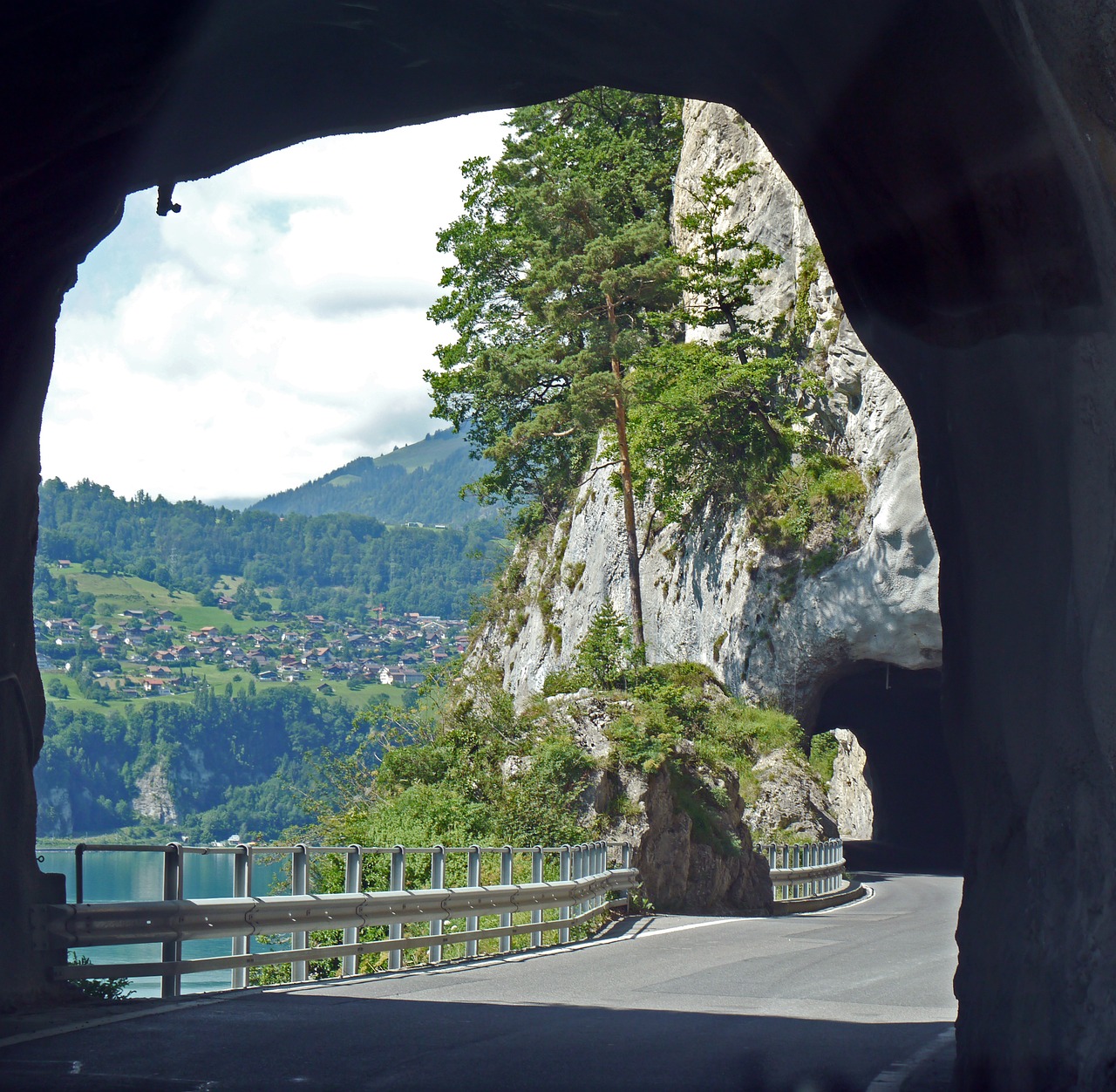 Šveicarija,  Thun,  Kranto Kelias Į Šiaurę,  Interlaken-Thun,  Rokas,  Tunelis,  Serpentinas,  Kelionė,  Medis,  Gamta