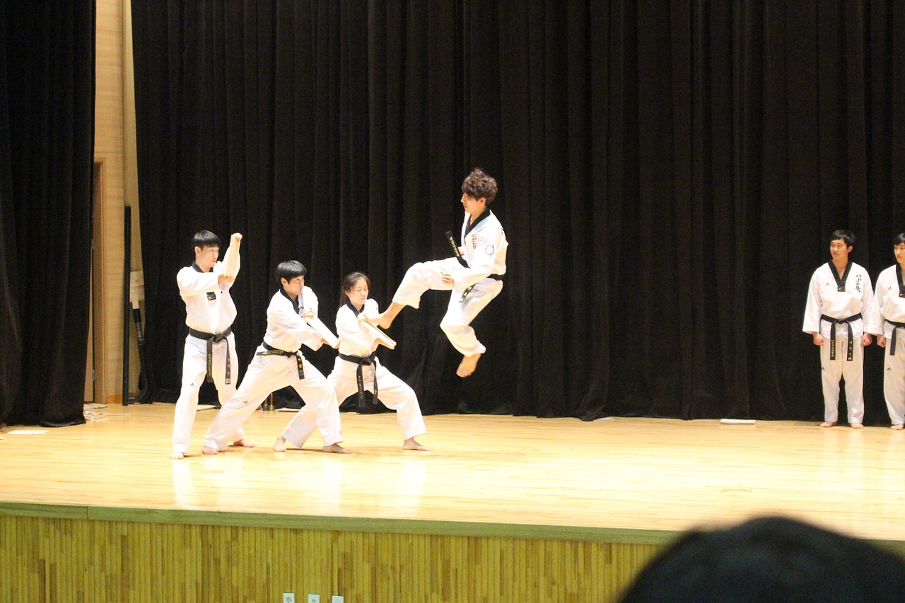 Taekwondo, Smūgis, Šokinėti, Korėja, Sportas, Kovų Menai, Etapas, Spektaklis, Kovoti, Rodyti