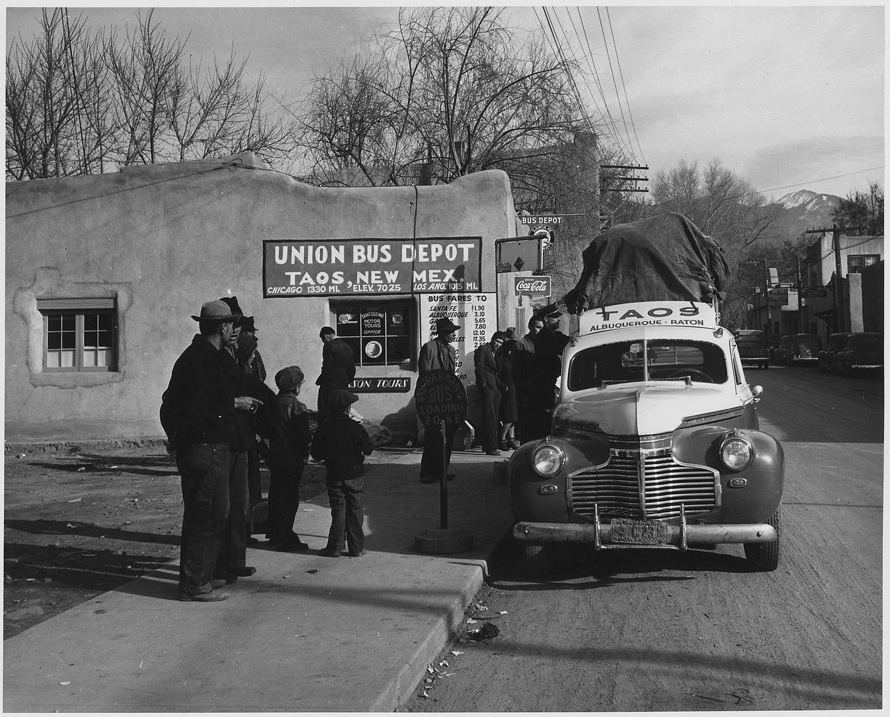 Taos, Naujasis Meksikas, 1941, Juoda Ir Balta, Autobusų Depas, Stotis, Pastatas, Žmonės, Taksi, Transporto Priemonė
