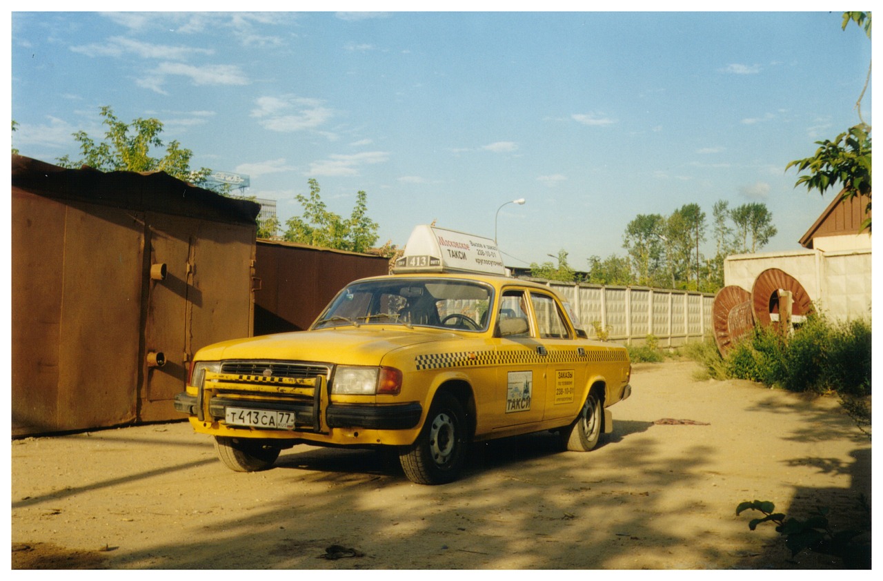 Sena Nuotrauka, Geltona Kabina, Taksi, Volga Gaz-31029, Rusija, Moscow, 1998. Metai, Nemokamos Nuotraukos,  Nemokama Licenzija