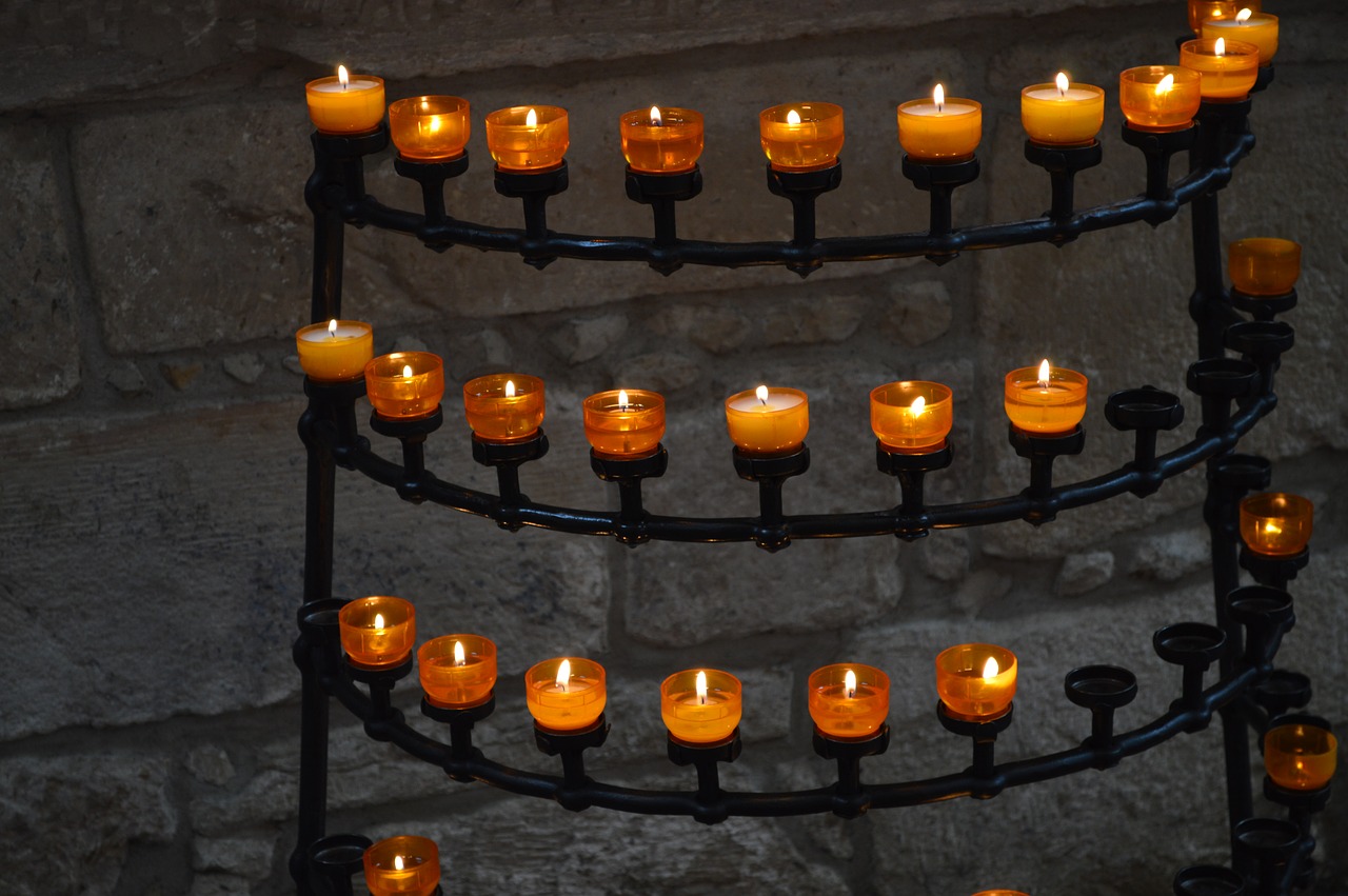 Arbatos Žvakės, Malda, Bažnyčia, Žvakės, Žibintai, Žvakių Šviesa, Kontempliatyvas, Meditacija, Paminėti, Malonumas