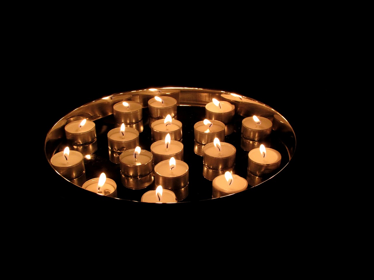 Arbatos Žvakės, Žvakės, Deginti, Žibintai, Vaškas, Tealights Ant Plokštelės, Šiluma, Liepsna, Karštas, Saugumas