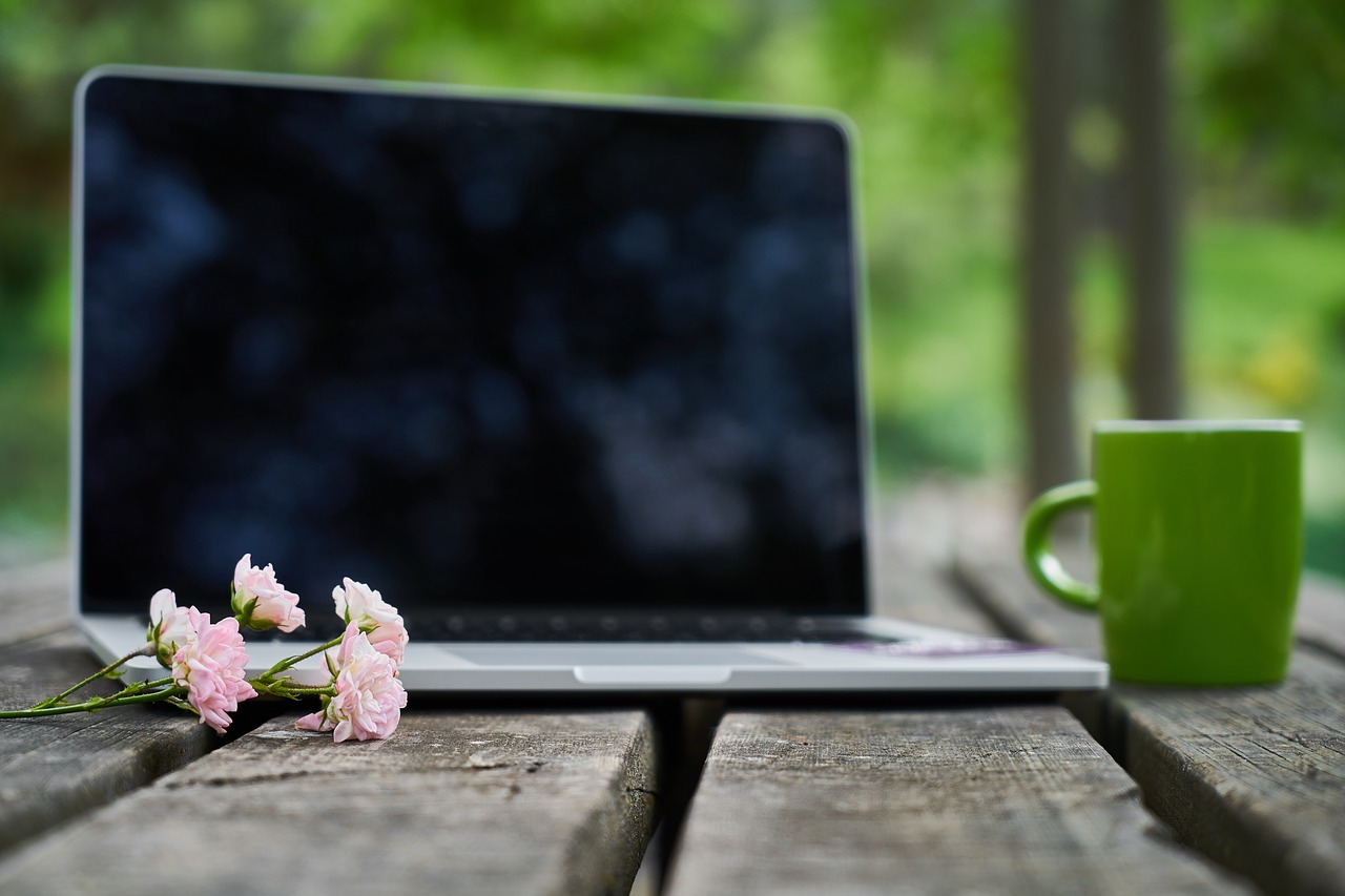 Technologijos,  Nešiojamas Kompiuteris,  Kompiuteris,  Darbas,  Buveinė,  Mokytis,  Internetas,  Kavos Pakaitalai,  Modernus,  Macbook