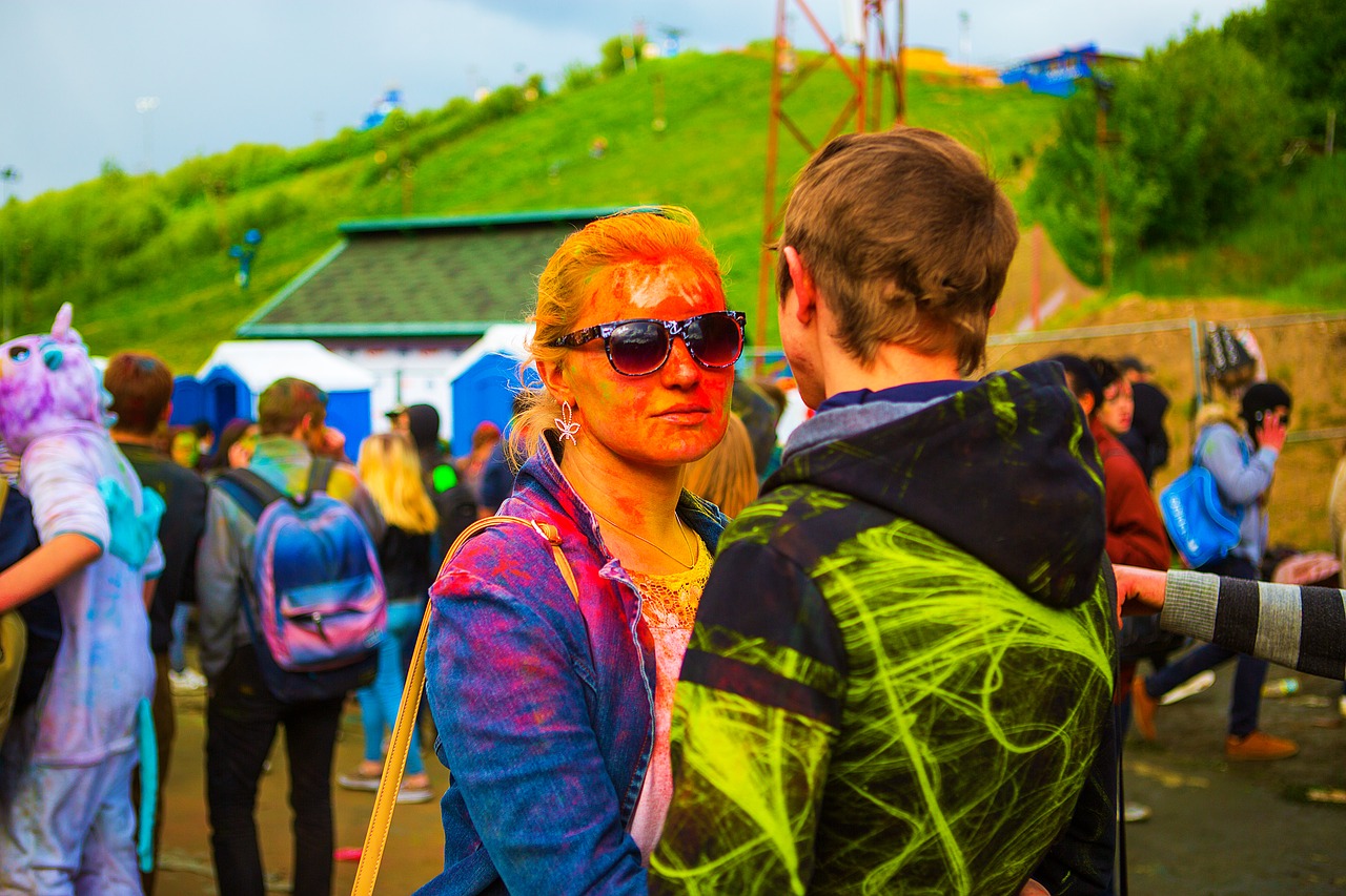 Spalvų Festivalis, Holi, Moscow, 2017, Flashmob, Žmonės, Dažyti, Moterys, Sėdi, Nuotrauka