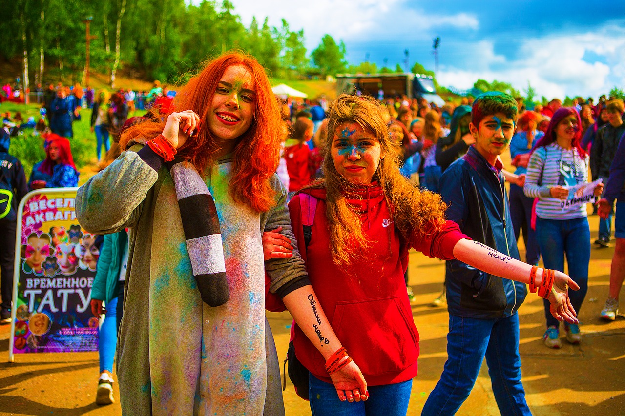 Spalvų Festivalis, Holi, Moscow, 2017, Flashmob, Žmonės, Dažyti, Moterys, Sėdi, Nuotrauka