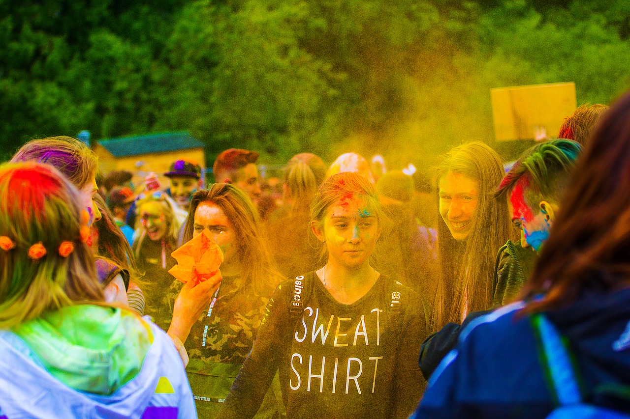 Spalvų Festivalis, Holi, Moscow, 2017, Flashmob, Žmonės, Dažyti, Moterys, Sėdi, Nuotrauka