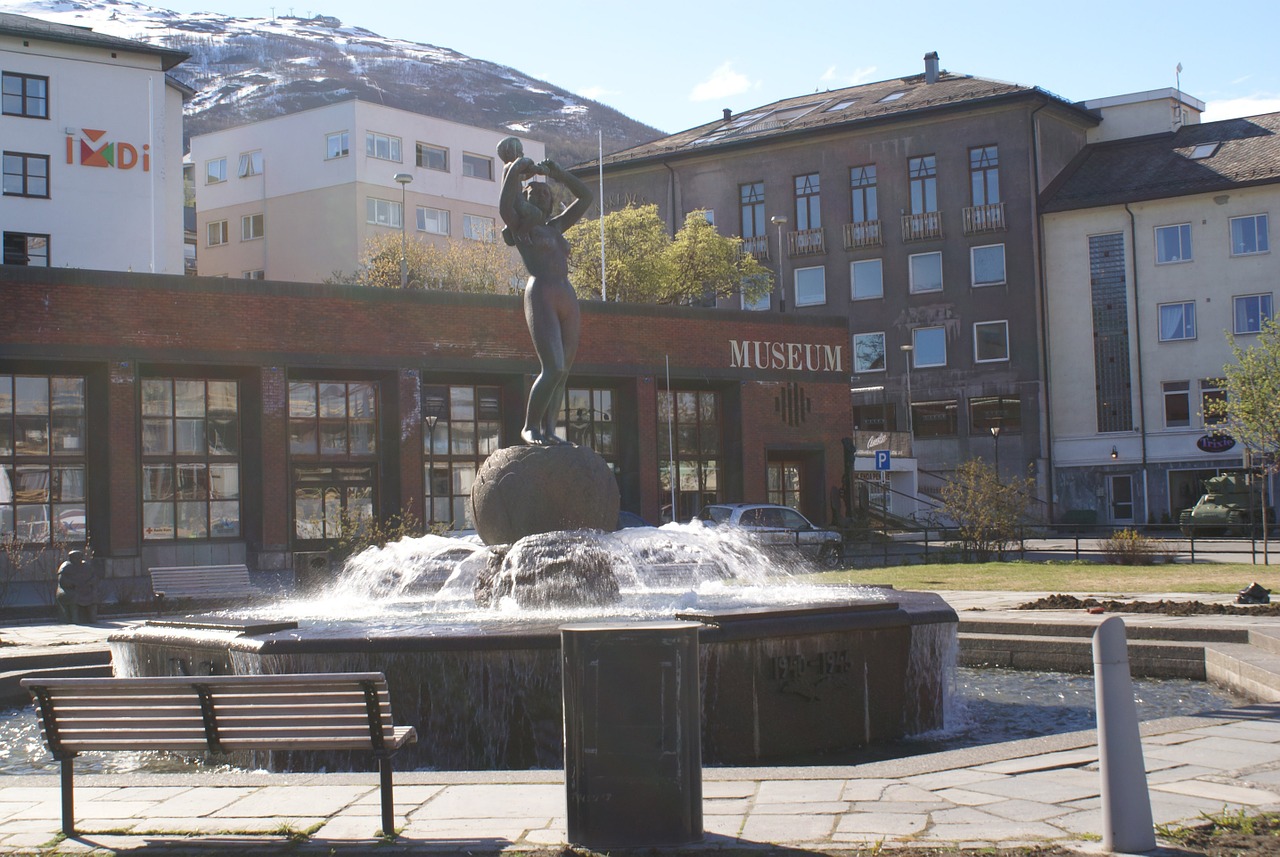 Moteris Ant Aikštės, Laisvės Paminklas, Narvik Aikštė, Nemokamos Nuotraukos,  Nemokama Licenzija