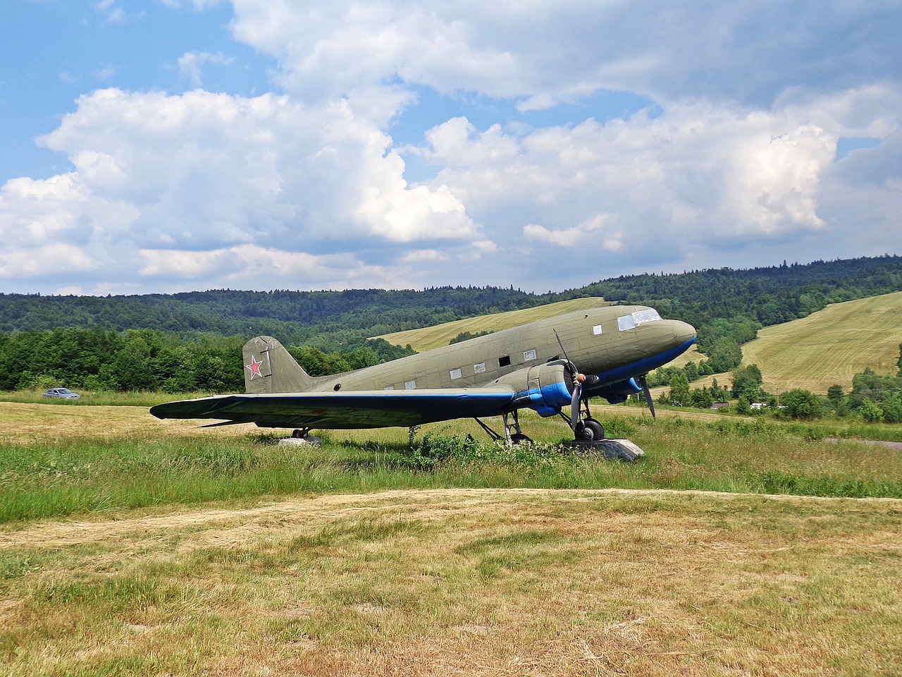 Lėktuvas,  Aviacija,  Paminklas,  Karas,  Kariuomenė,  Ginkluotė,  Sviedinys,  Ataka,  Šaudymas,  Gynyba