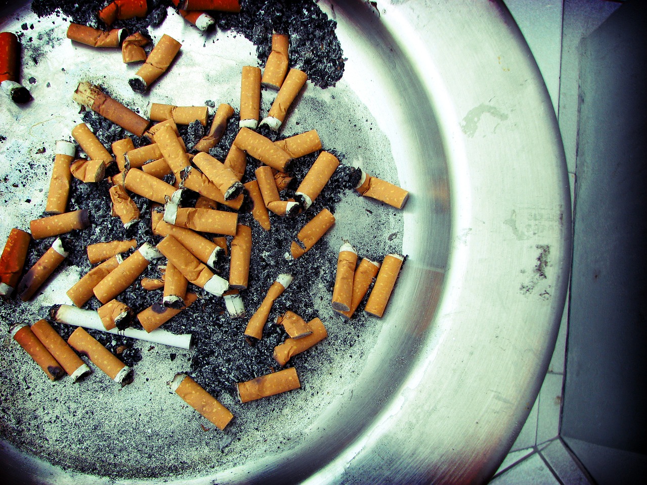 Tabakas,  Nikotinas,  Įprotis,  Peleninė,  Priklausomybe,  Pelenai,  Dūmai,  Rūkytojas,  Filtras,  Pavojus