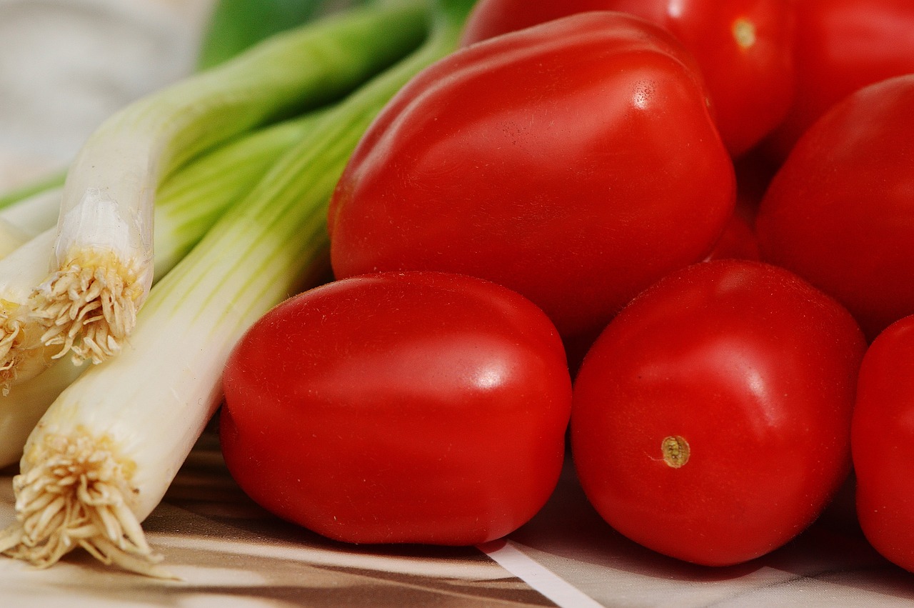 Pomidorai, Svogūnų Laiškai, Daržovės, Sveikas, Vitaminai, Frisch, Valgyti, Maistas, Šviesus, Raudona