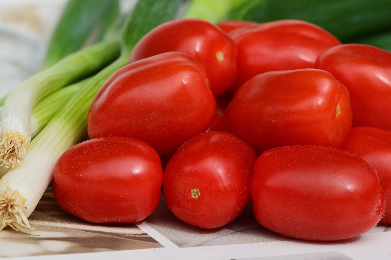 Pomidorai, Svogūnų Laiškai, Daržovės, Sveikas, Vitaminai, Frisch, Valgyti, Maistas, Šviesus, Raudona