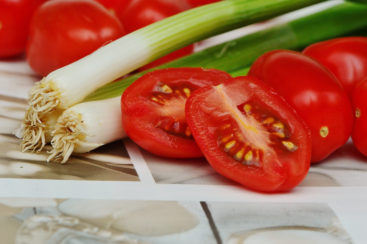 Pomidorai, Svogūnų Laiškai, Daržovės, Sveikas, Vitaminai, Frisch, Valgyti, Maistas, Šviesus, Raudona