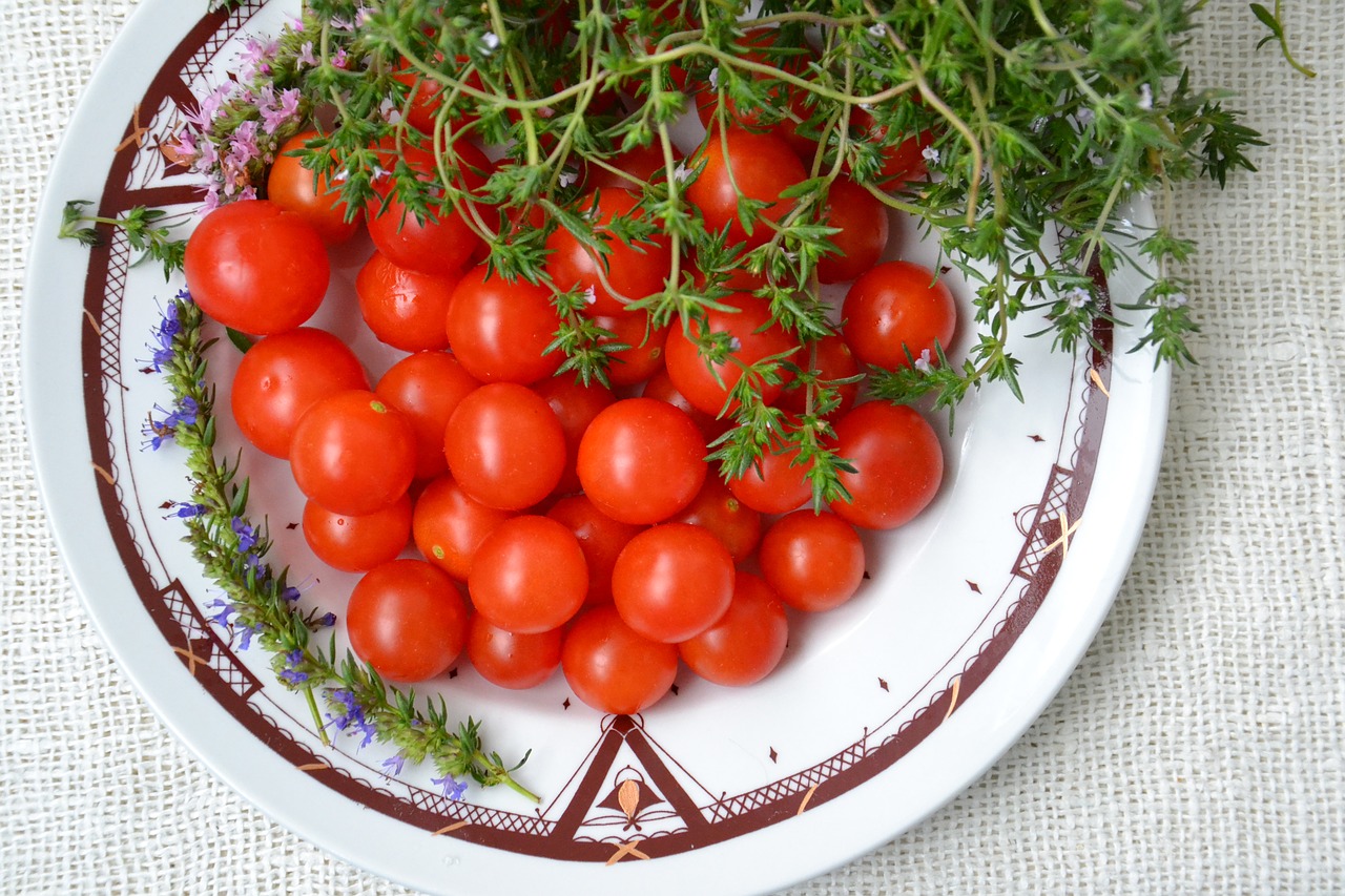 Pomidorai, Mažas, Daržovės, Salotos, Derliaus Nuėmimas, Maistas, Vegetariškumas, Mityba, Šiltnamyje, Raudona