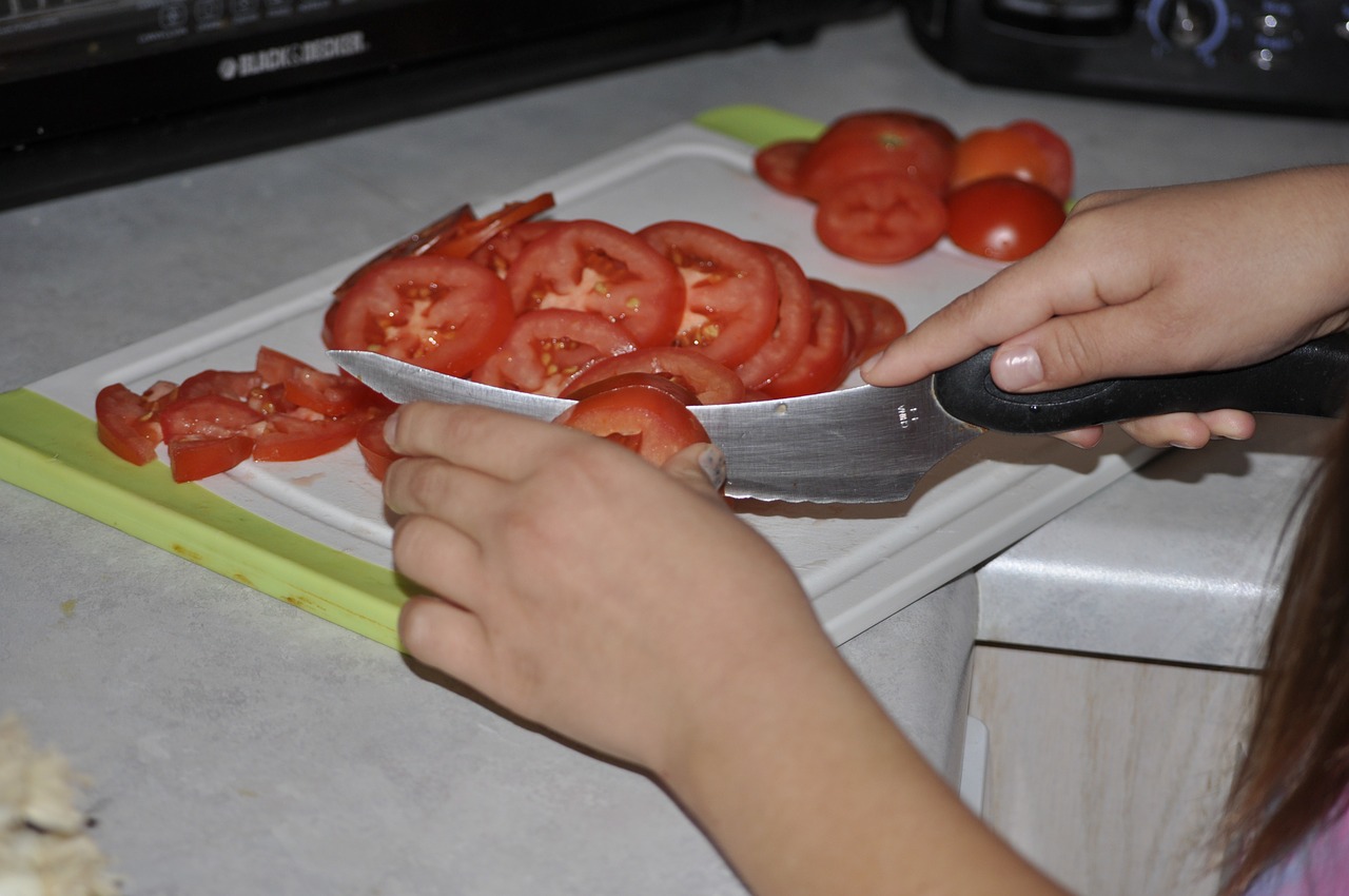 Pomidorai, Daržovių, Pomidoras, Pjaustyti Pomidorai, Paruošimas, Supjaustyti, Maistas, Virtuvė, Rankos, Gabaliukas