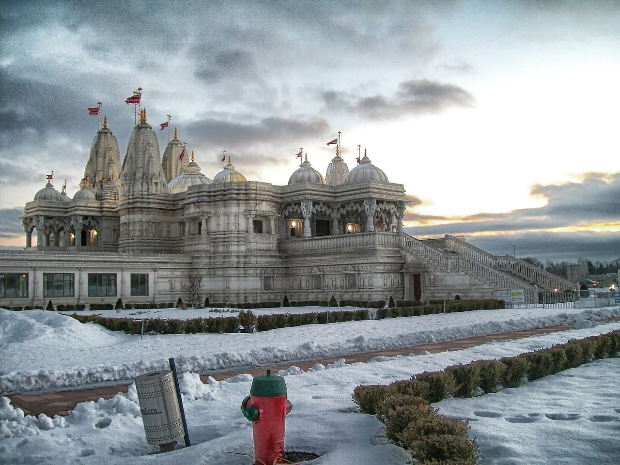 Toronto, Kanada, Shri Swaminarayan Mandir, Šventykla, Pastatas, Architektūra, Dangus, Debesys, Žiema, Sniegas