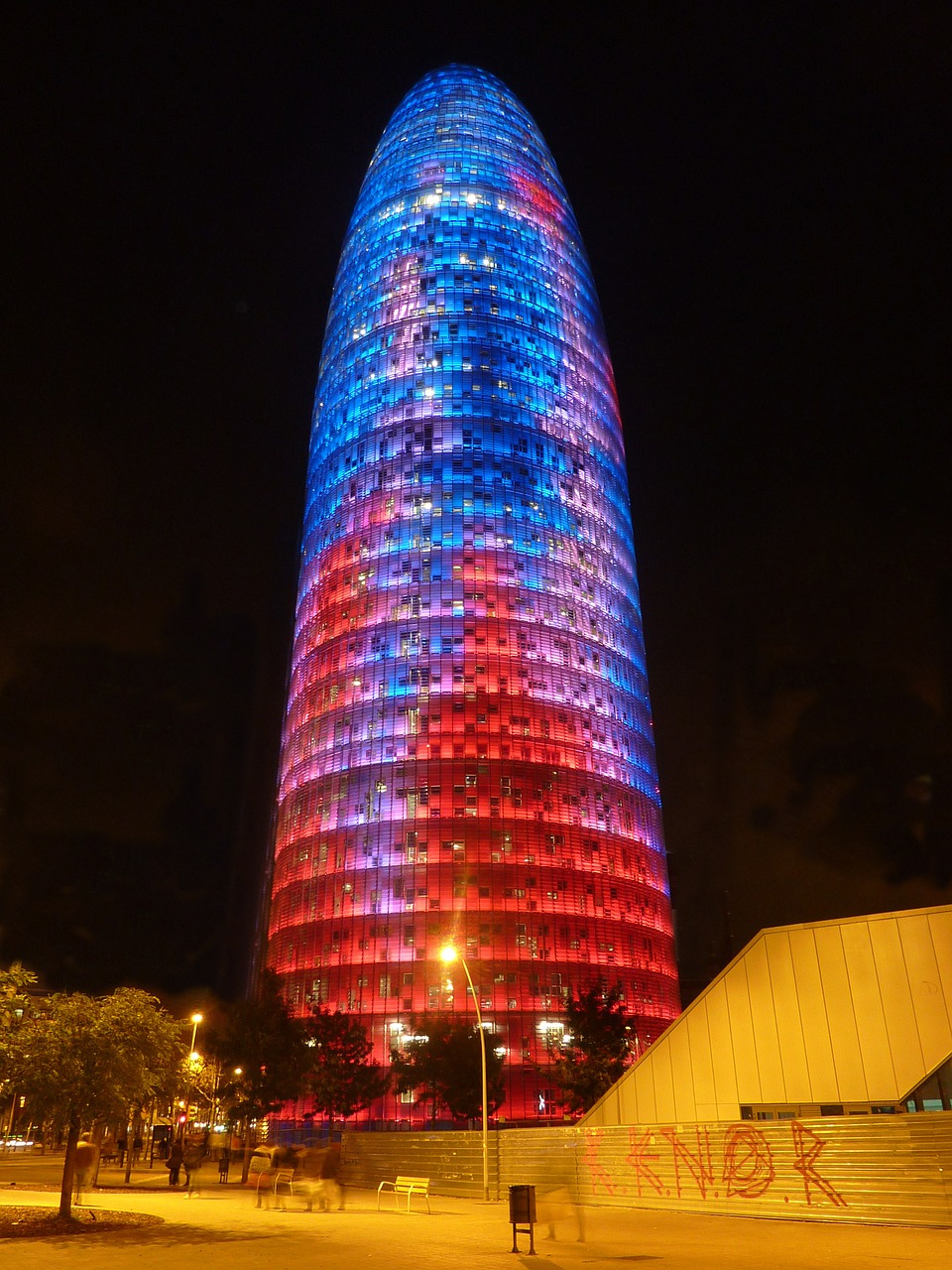 Torre Agbar, Pastatas, Architektūra, Apšviestas, Raudona, Mėlynas, Barcelona, Naktinė Nuotrauka, Biuro Kompleksas, Biurų Pastatas