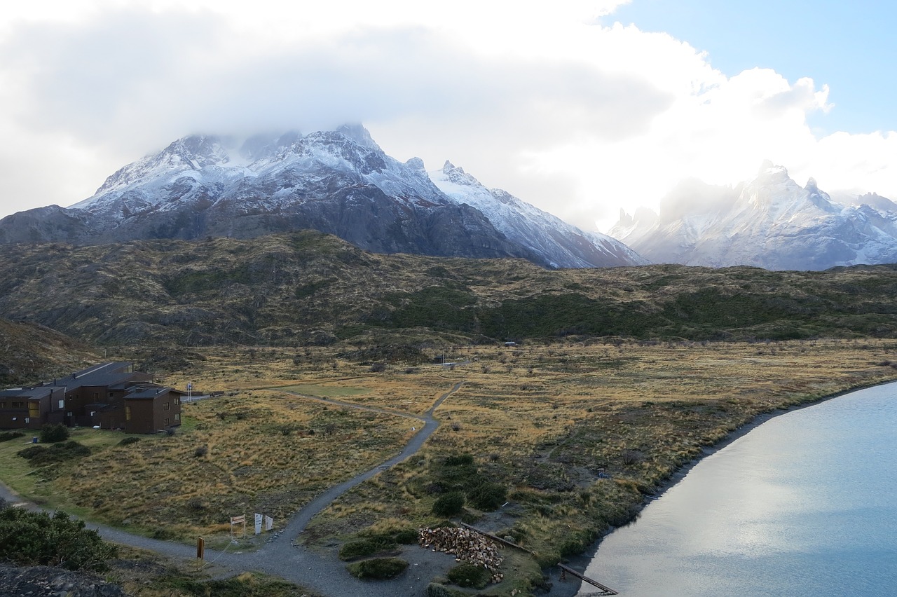 Torres Del Paine, Patagonia, Čile, Kraštovaizdis, Kalnai, Smailės, Sniegas, Dangus, Debesys, Laukai
