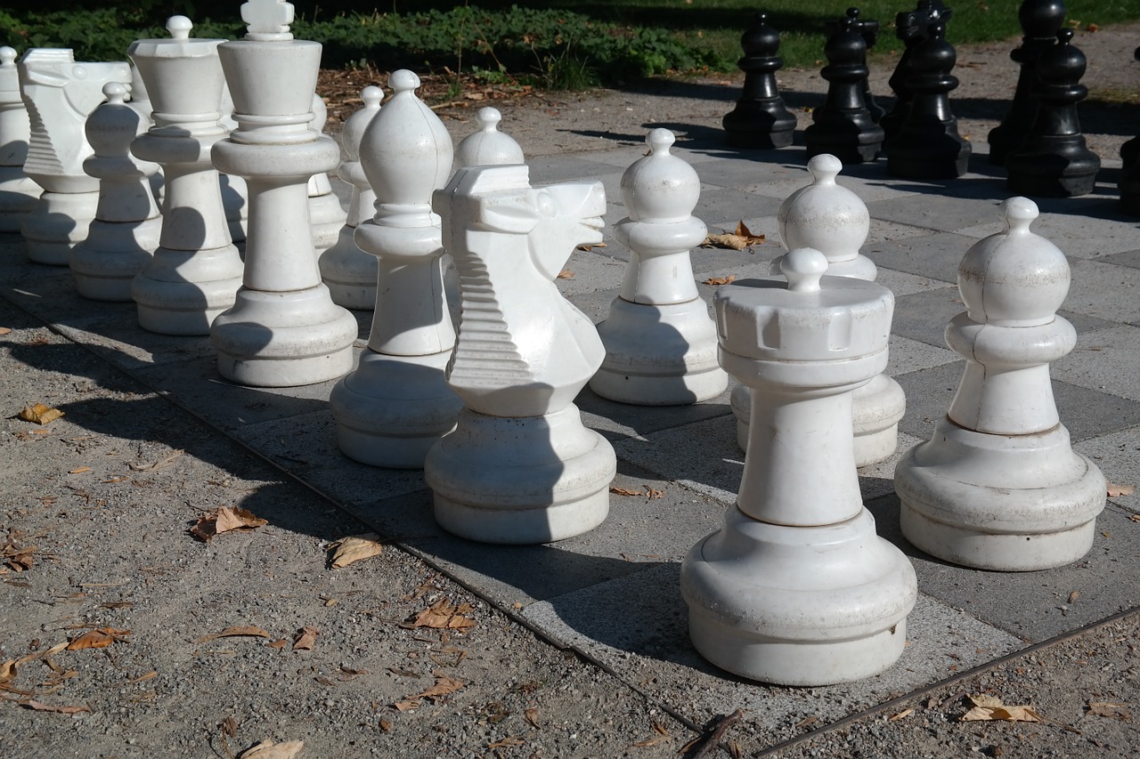 Bokštas, Springeris, Balta, Baltos Spalvos, Skaičiai, Šachmatų Figūros, Šachmatai, Šachmatų Lenta, Juoda, Šachmatų Žaidimas