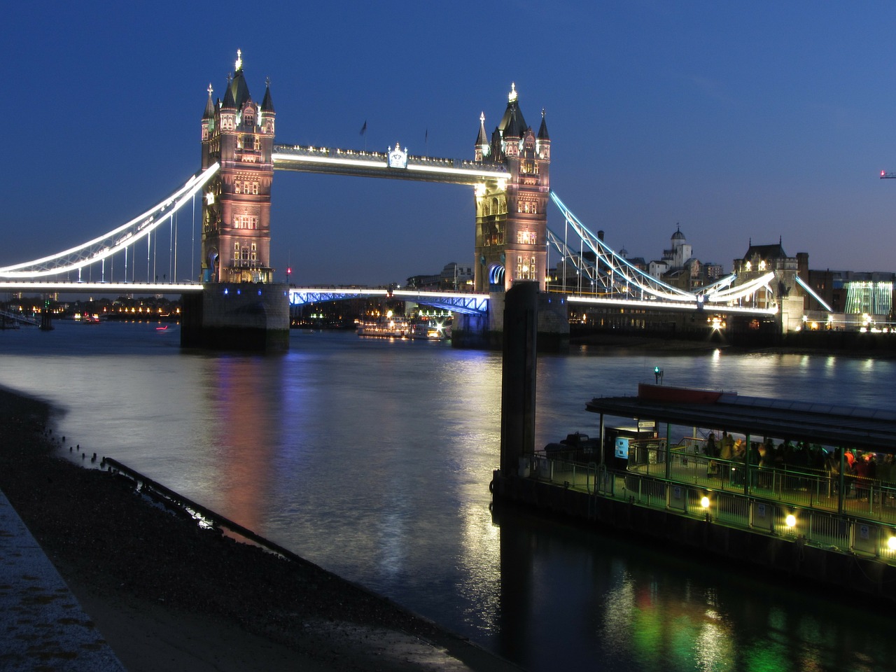 Bokšto Tiltas, Naktis, Londonas, Jungtinė Karalystė, Apmąstymai, Žibintai, Anglija, Didžioji Britanija, Vakaras, Tiltas
