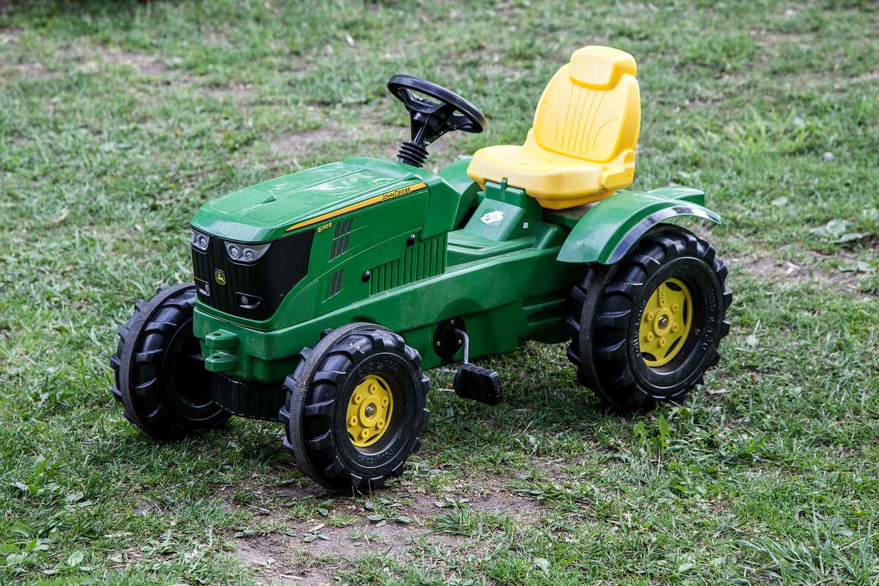 Žaislinis Traktorius, Šalis, Žaislas, Traktorius, Ūkis, Laukas, Žalias, Industrija, Pavasaris, Gamta