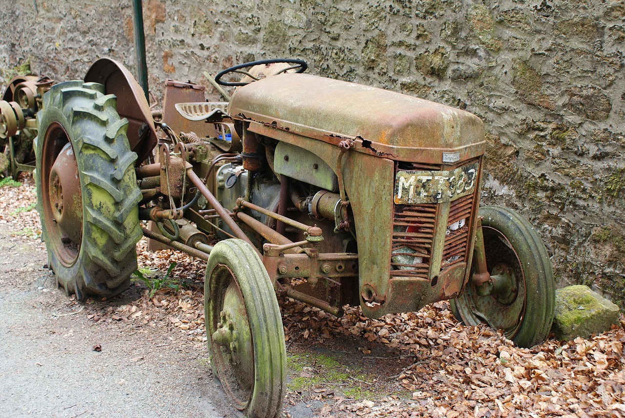 Traktorius, Senas, Paliktas, Žemdirbystė, Mašinos, Ūkis, Transporto Priemonė, Vintage, Industrija, Kaimas