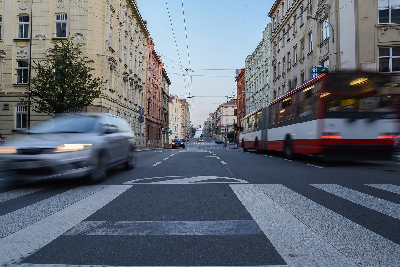 Eismas, Automobilis, Perėjimas, Zebra, Transporto Priemonė, Transportas, Gabenimas, Automobilis, Vairuoti, Miestas