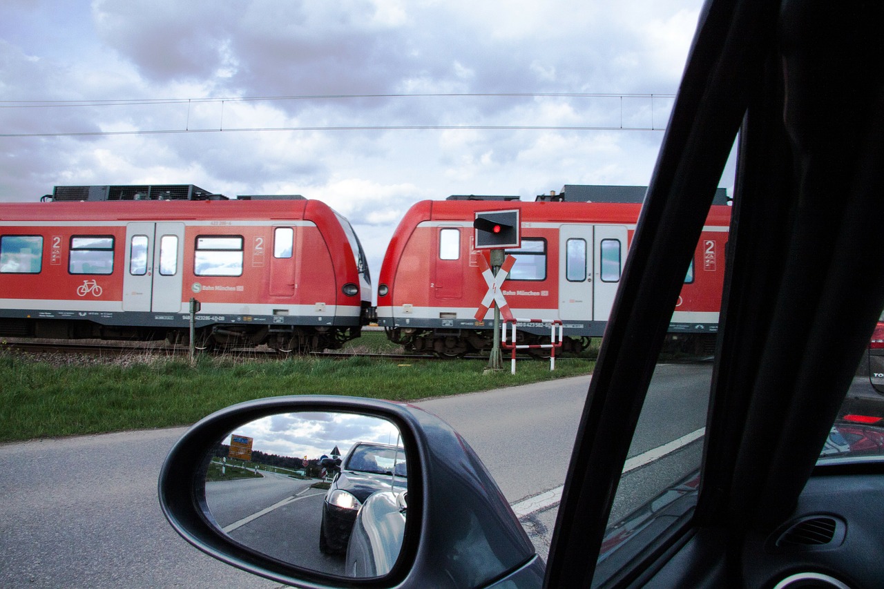 Eismas, Transportas, Galinis Veidrodis, S Bahn, Raudona, Traukinys, Mobilus, Kelionė, Ryšys, Lygių Perėjimas