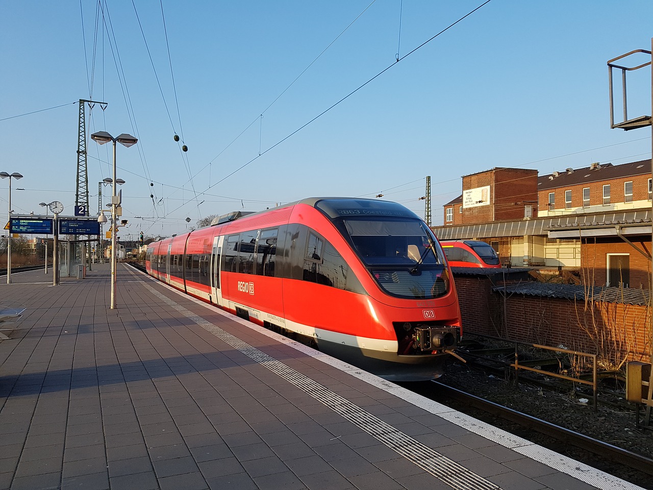 Traukinys, Eismas, Deutsche Bahn, Traukinių Stotis, Regioninis Traukinys, Geležinkelis, Viešosios Transporto Priemonės, Transportas, Raudona, Lokomotyvas