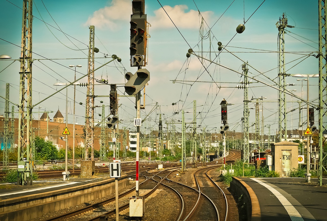 Traukinys, Geležinkelis, Stotis, Kelionė, Geležinkelių Transportas, Atrodė, Traukinių Stotis, Signalas, Gleise, Minkštas