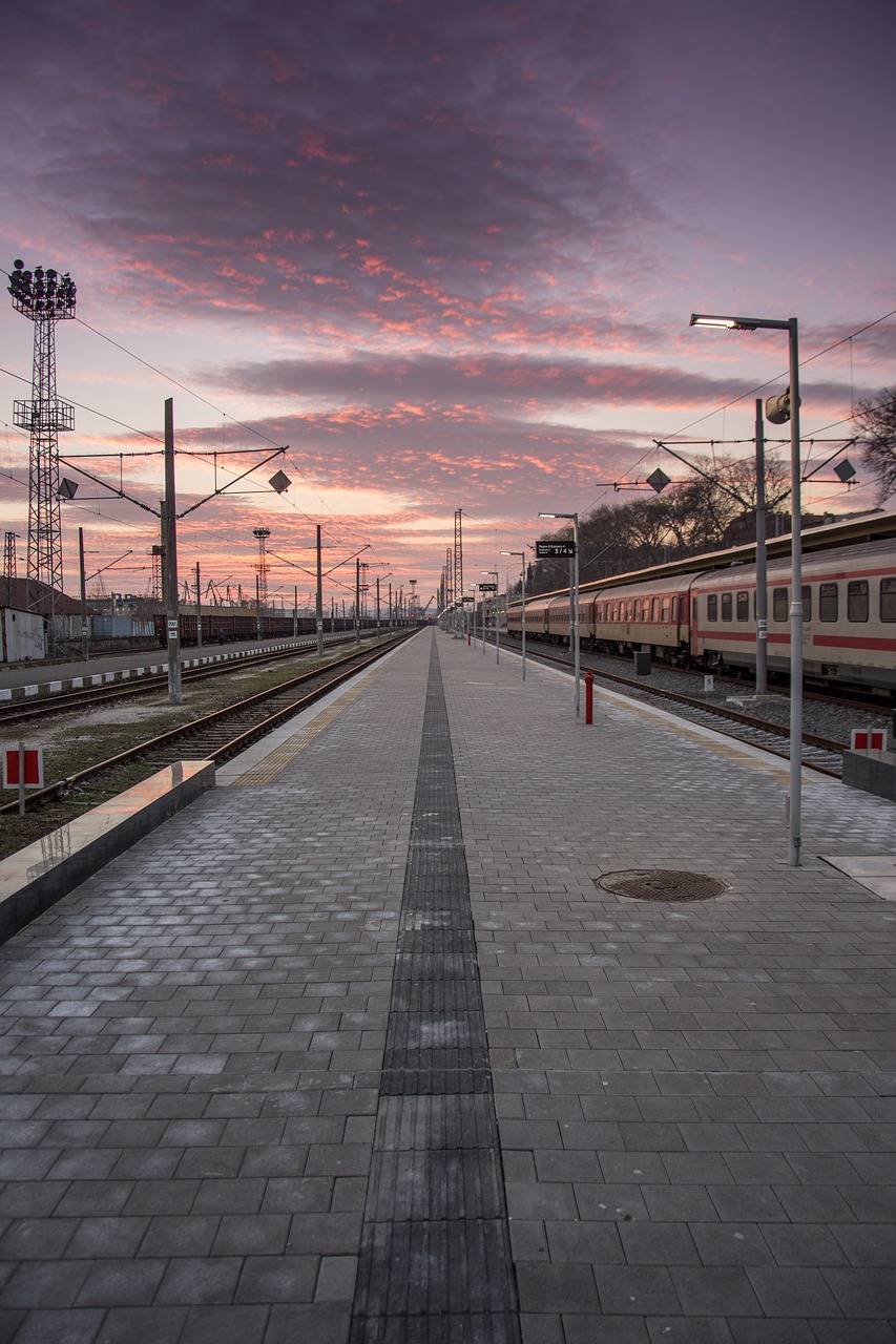 Traukinys, Traukinių Stotis, Kelionė, Burgas, Bulgarija, Geležinkelis, Transportas, Geležinkelis, Geležinkelis, Platforma