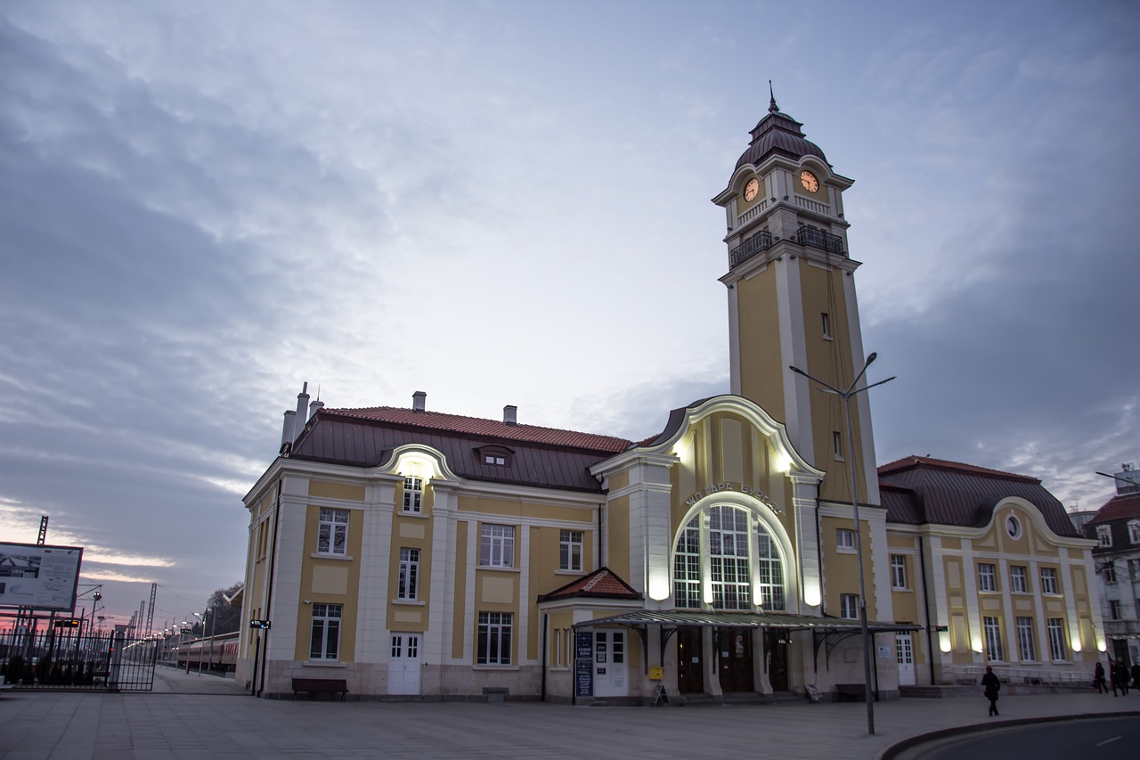 Traukinys, Traukinių Stotis, Kelionė, Burgas, Bulgarija, Geležinkelis, Transportas, Geležinkelis, Geležinkelis, Platforma