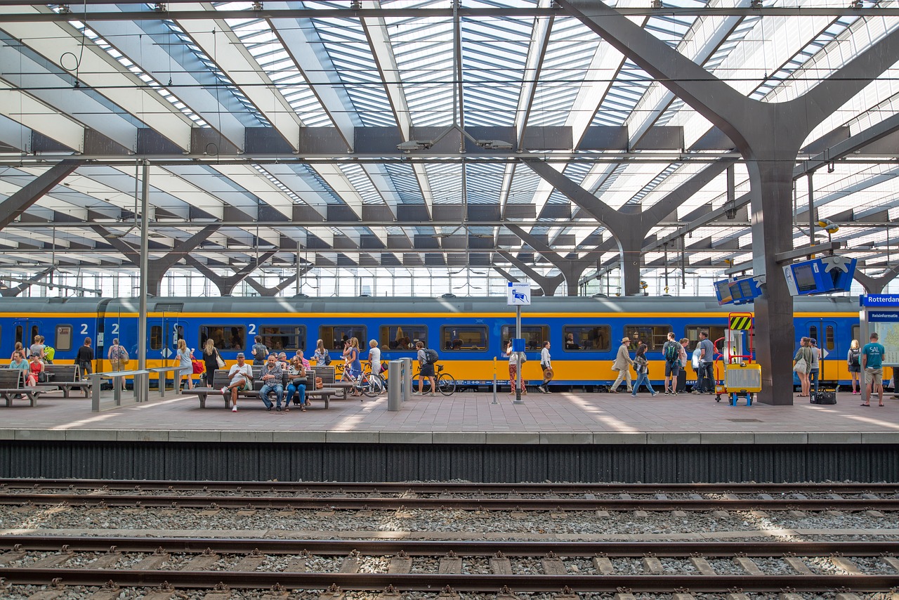 Traukinys, Stotis, Rotterdam, Nyderlandai, Platforma, Geležinkelis, Kelionė, Keleivis, Geležinkelis, Gabenimas